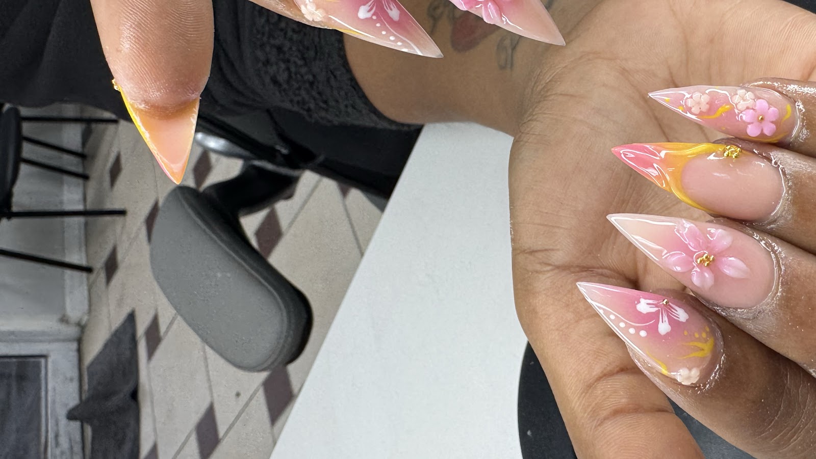 Diamond Nails logo